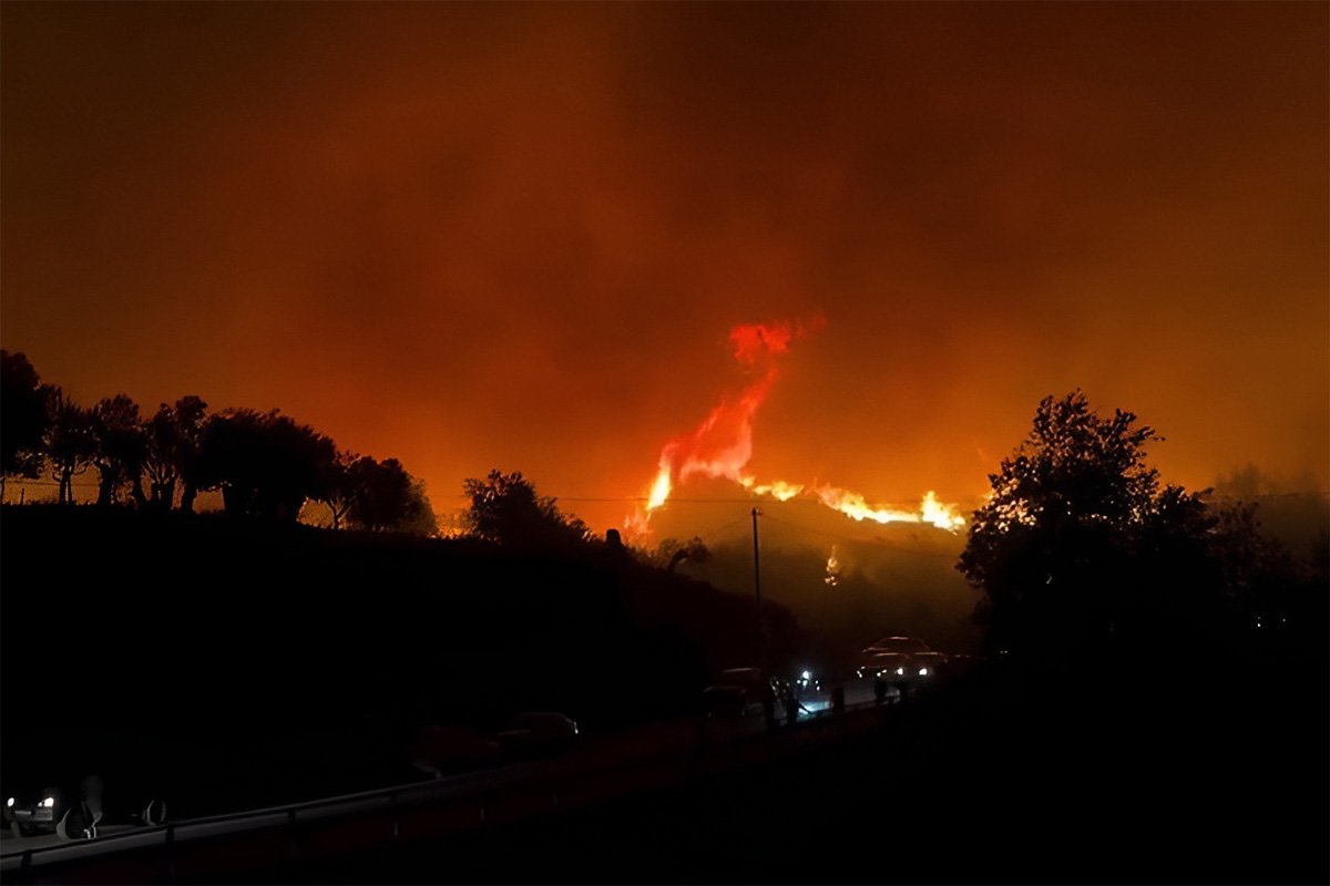 Πυρκαγιά στη Χειμάρρα: Εκκενώσεις κατοίκων και έξι καμένες κατοικίες – Η νεότερη εικόνα