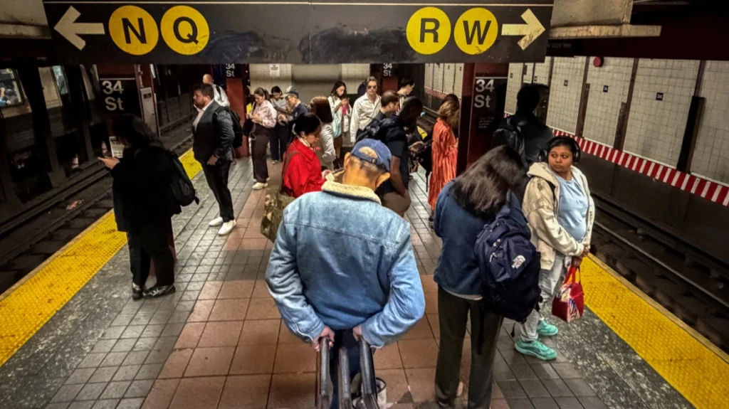 maketa newyork Viral Greece Φρικτό δυστύχημα στο μετρό της Νέας Υόρκης: Η τσάντα του πιάστηκε στην πόρτα και παρασύρθηκε από το τρένο