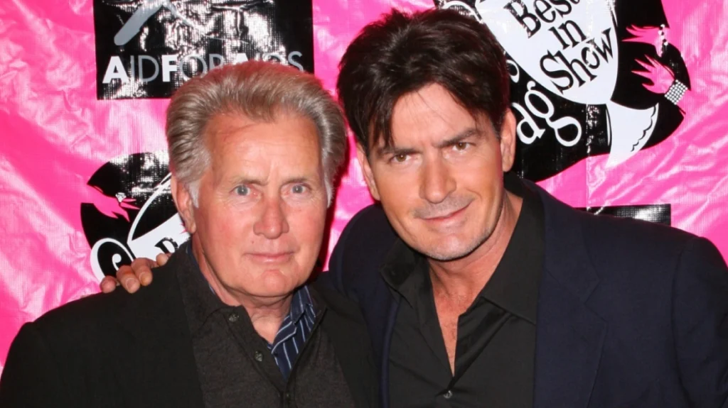 martin sheen charlie sheen 1 Viral Greece Ο Τσάρλι Σιν κάνει δυναμικό comeback στην TV μαζί με τον πατέρα του!