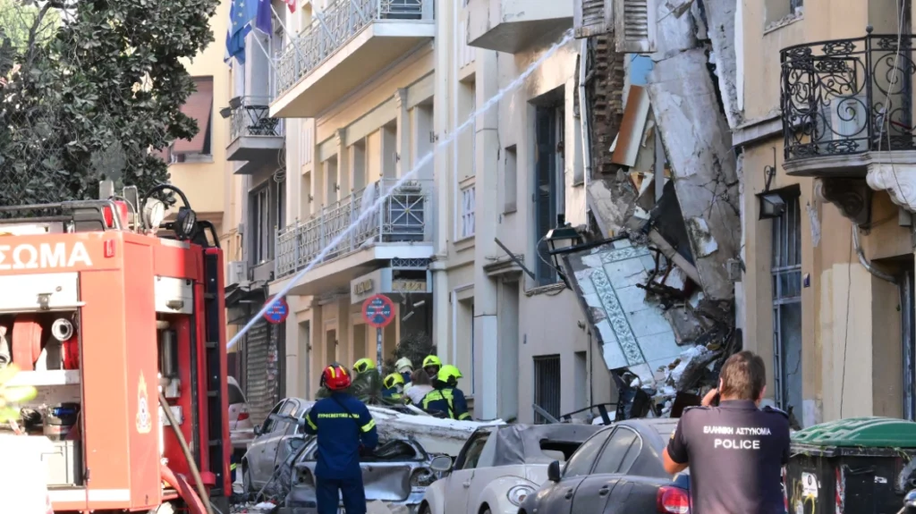 Ισχυρή έκρηξη στην Πλάκα: Τραυματίες και σοβαρές ζημιές σε κτήριο – Τι εξετάζουν οι Αρχές