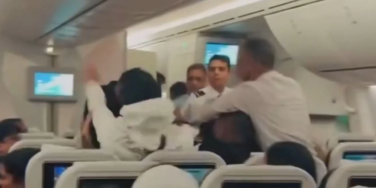 Χάος σε πτήση για Λονδίνο: Επιβάτες πιάστηκαν στα χέρια μπροστά σε παιδιά και ηλικιωμένους ( VIDEO ) Χάος σε πτήση για Λονδίνο: Επιβάτες πιάστηκαν στα χέρια μπροστά σε παιδιά και ηλικιωμένους ( VIDEO )