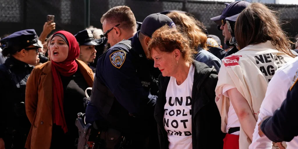 susan sarandonjpg Viral Greece Σούζαν Σάραντον: Συνελήφθη έξω από τον ΟΗΕ – Η στιγμή που της περνούν χειροπέδες