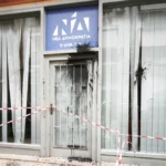 Επίθεση στα γραφεία της ΝΔ στην Κυψέλη – Σπασμένα τζάμια και μπογιές