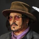tzoni ntep Viral Greece Τζόνι Ντεπ: Δάγκωσε τη… διακόσμηση και άφησε άφωνους τους φωτογράφους