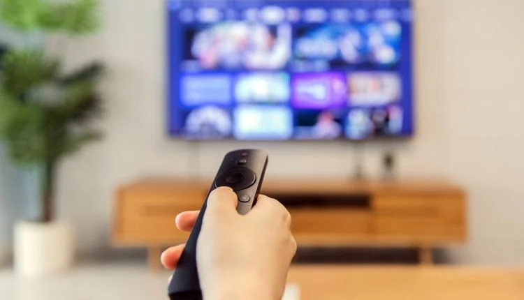 Έσπασε την smart TV με πέτρα: Γιατί κάποιοι τις απορρίπτουν