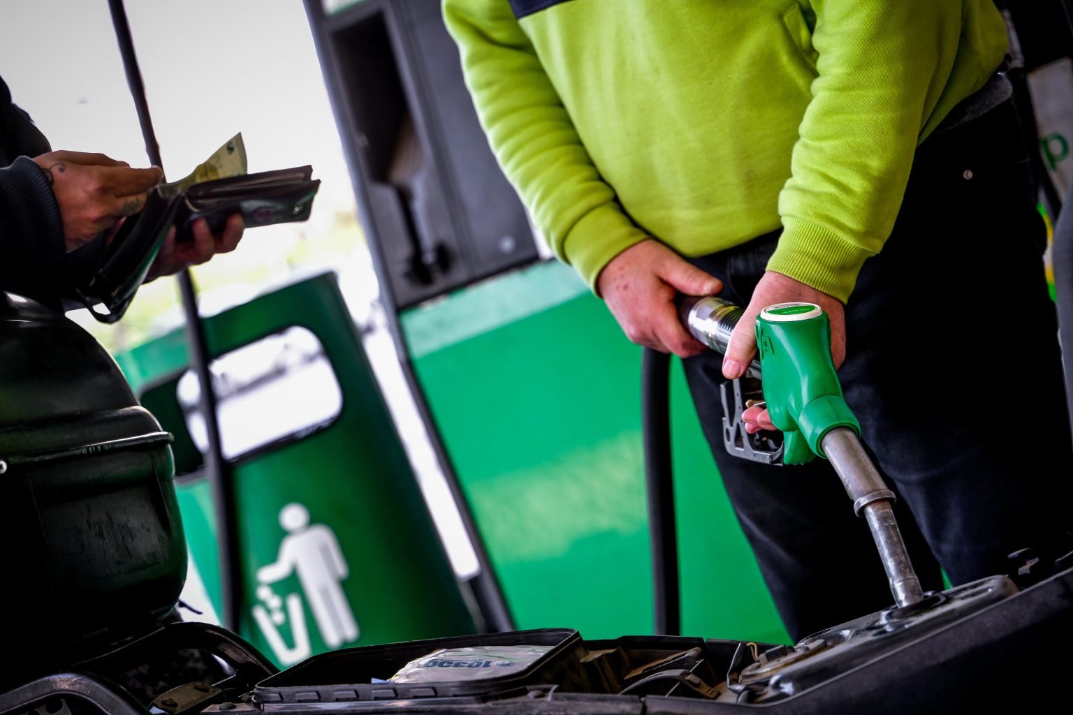 Πετρέλαιο στα 100 δολάρια – Στα 2,2€ η αμόλυβδη στην Ελλάδα