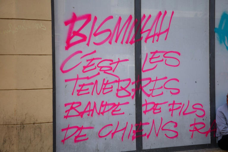 «Bismillah, c’est les ténèbres»: Τι σημαίνει το σύνθημα που έγινε viral στις μαθητικές διαδηλώσεις στη Γαλλία «Bismillah, c’est les ténèbres»: Τι σημαίνει το σύνθημα που έγινε viral στις μαθητικές διαδηλώσεις στη Γαλλία