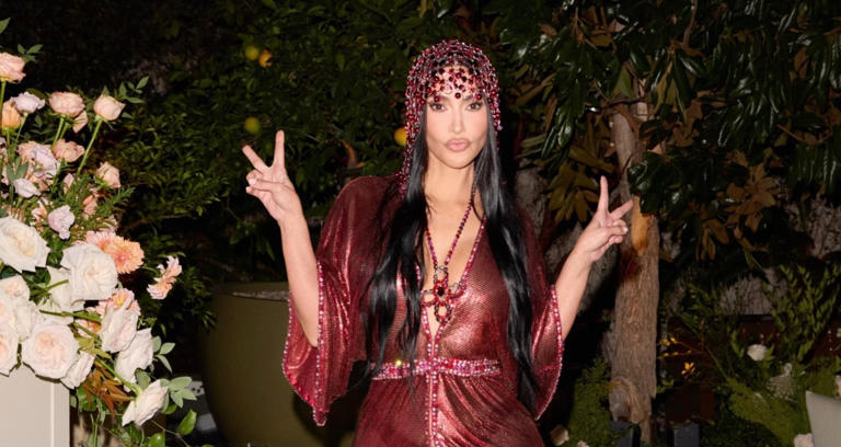 Kim Kardashian: Υπερπολυτελές πάρτι για τα 46α γενέθλιά της – Οι δύο εκρηκτικές εμφανίσεις και η εντυπωσιακή τούρτα Kim Kardashian: Υπερπολυτελές πάρτι για τα 46α γενέθλιά της – Οι δύο εκρηκτικές εμφανίσεις και η εντυπωσιακή τούρτα