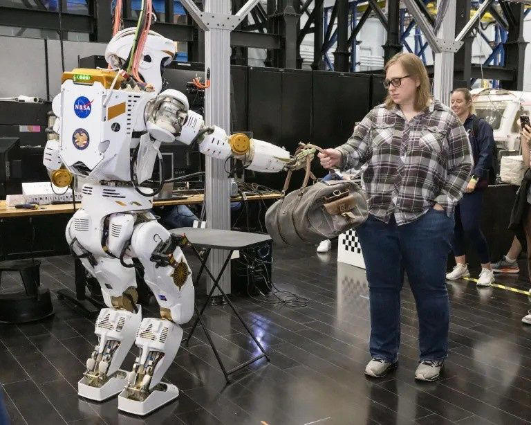 NASA: Ετοιμάζει ανθρωπόμορφα ρομπότ για τη Σελήνη και τον Άρη – Τι θα κάνουν αντί για τους αστροναύτες NASA: Ετοιμάζει ανθρωπόμορφα ρομπότ για τη Σελήνη και τον Άρη – Τι θα κάνουν αντί για τους αστροναύτες