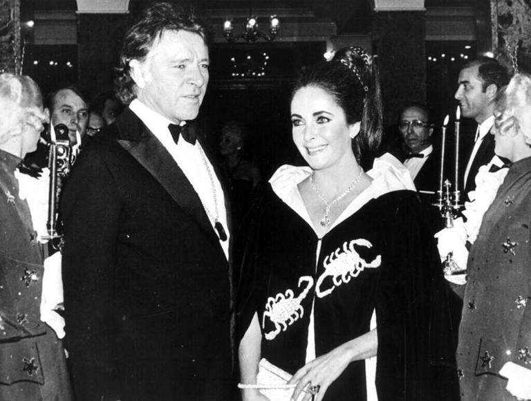 Kris Jenner: Φόρεσε την ιστορική κάπα της Elizabeth Taylor αξίας 74.500 δολαρίων – Η απίστευτη ιστορία πίσω από την εμφάνισή της AA2g7sb8