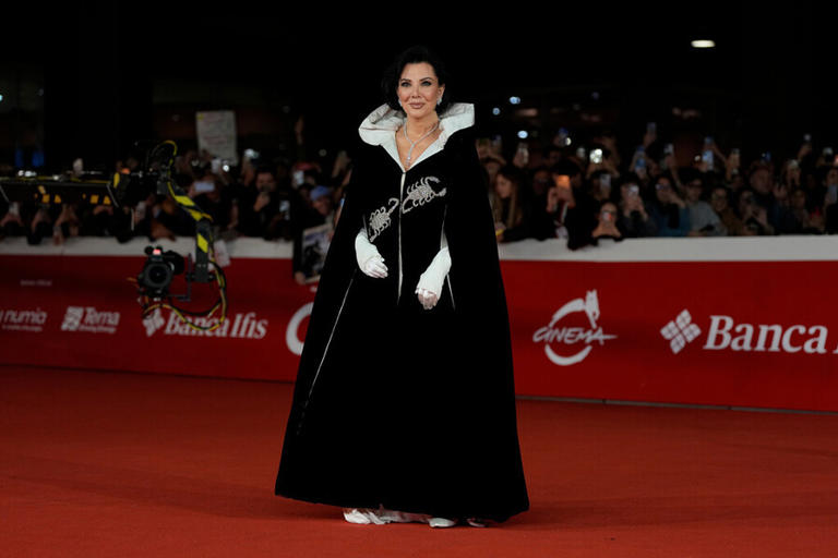 Kris Jenner: Φόρεσε την ιστορική κάπα της Elizabeth Taylor αξίας 74.500 δολαρίων – Η απίστευτη ιστορία πίσω από την εμφάνισή της AA2g7zvc