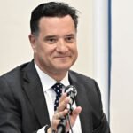 «Για άθεος, πολύ ωραία τα λέει»: Το αιχμηρό τρολάρισμα του Άδωνι στον Τσίπρα από το Άγιο Όρος
