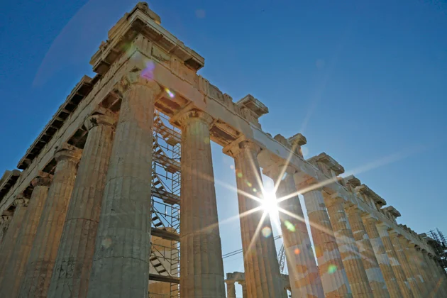 Κατέβηκε η αφίσα με τη σημαία της Βέρμαχτ πάνω από την Ακρόπολη