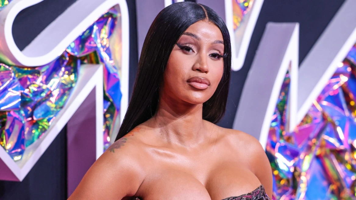 Cardi B: Σκέφτεται νέα επέμβαση στο στήθος