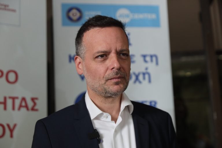 doukas xaris 768x512 Viral Greece Ο Δούκας διαδήλωσε κατά της κυβέρνησης και λίγες ώρες μετά βράβευσε τον Σάντσεθ στη Μαδρίτη!