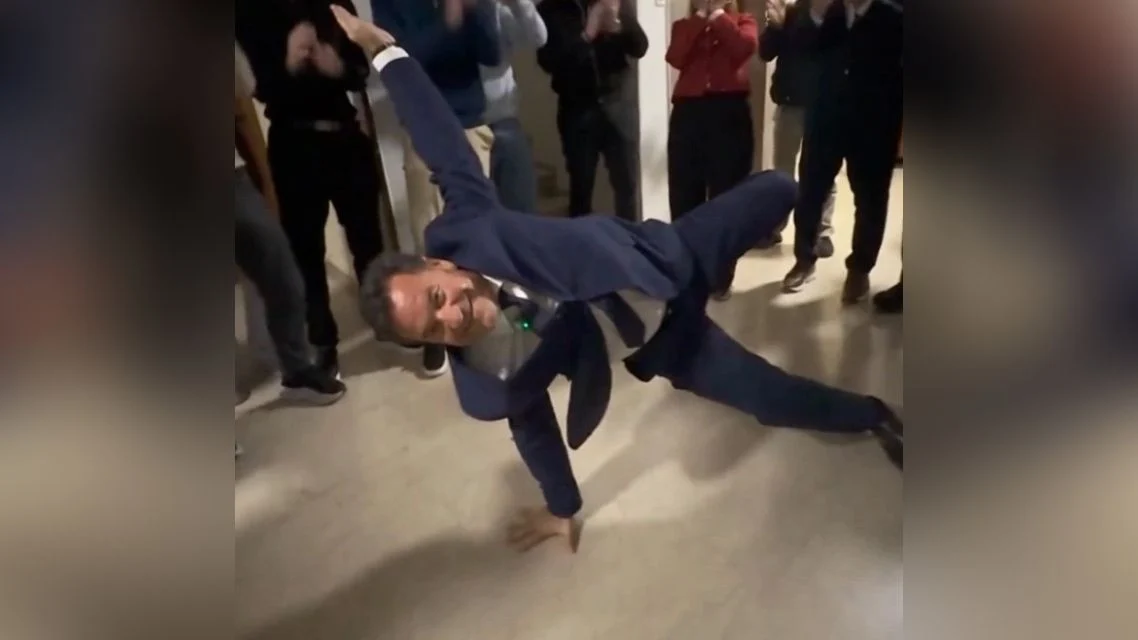 Άδωνις: Viral AI βίντεο με break dance Άδωνις: Viral AI βίντεο με break dance