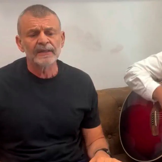 Ο Απόστολος Γκλέτσος τραγούδησε Τσιτσάνη – Δείτε το βίντεο