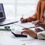 Νέα «ασπίδα» για τους οφειλέτες: Πλαφόν 15% στις προκαταβολές και βαριά πρόστιμα στους servicers