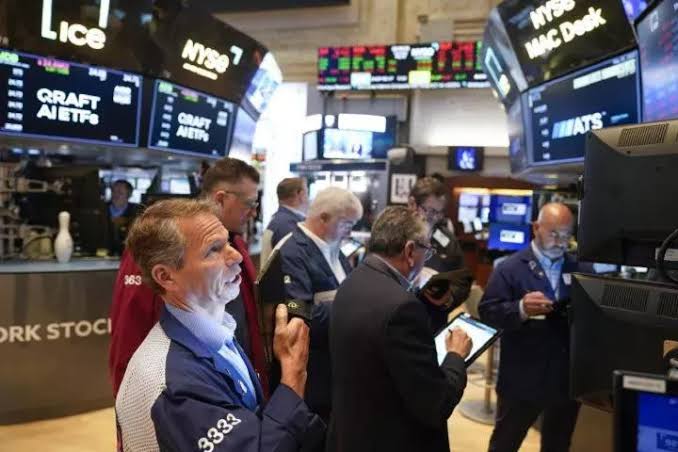 Wall Street: Ράλι για τον Dow, πιέσεις στην τεχνολογία