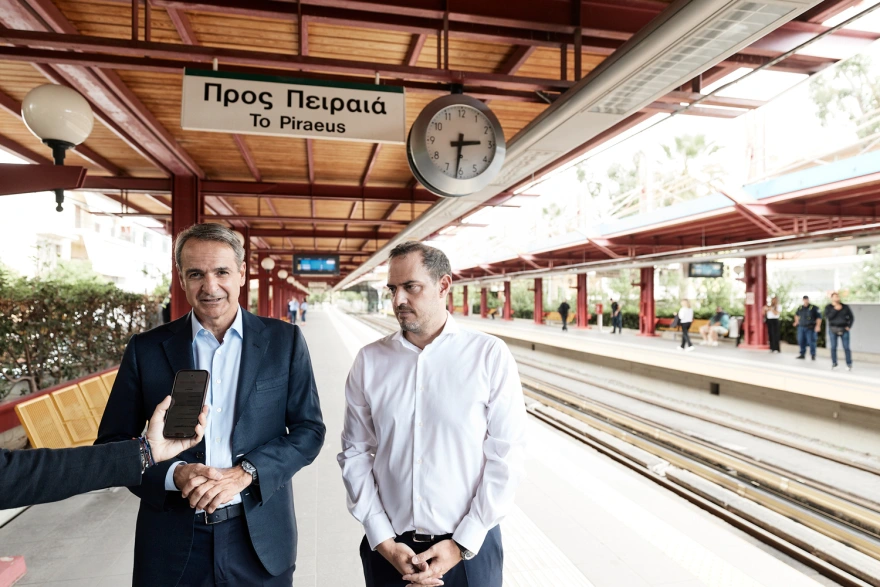 Στον Ηλεκτρικό ο Μητσοτάκης με το νέο τρένο mitsotakis thisio