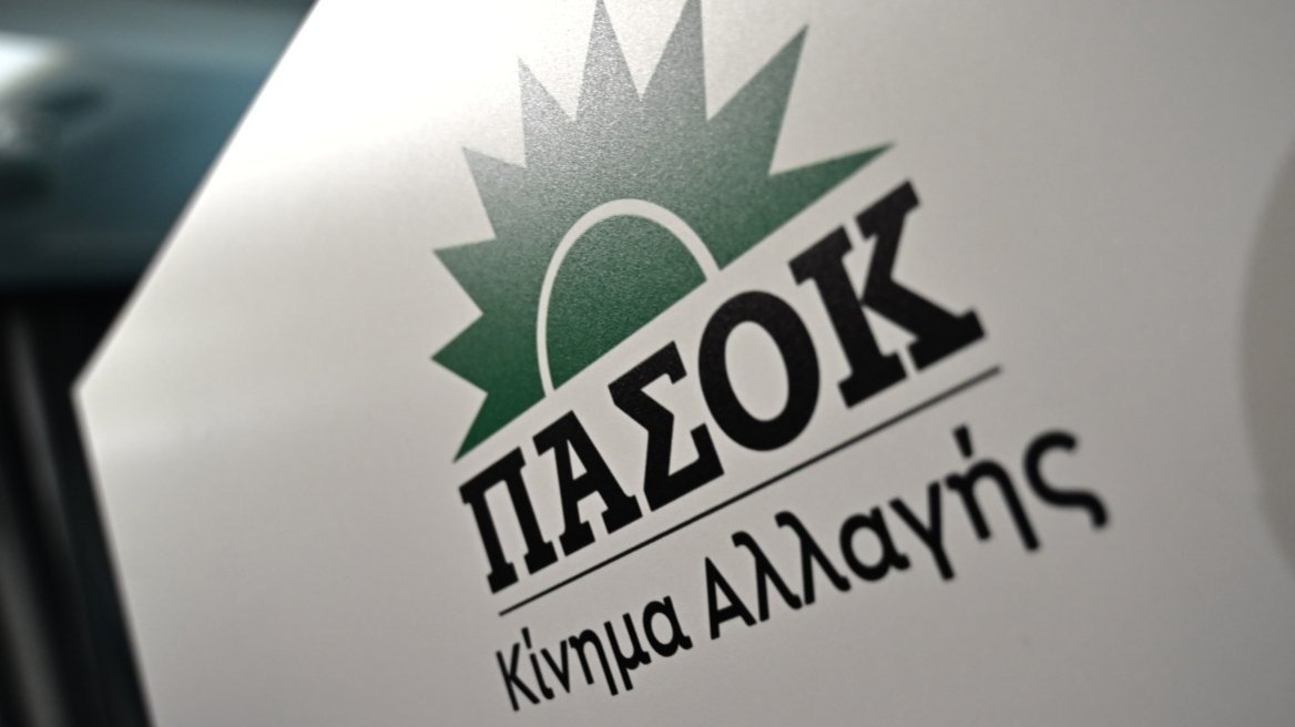 ΠΑΣΟΚ: Διμέτωπη επίθεση σε ΝΔ και Τσίπρα με αιχμή ακρίβεια και στέγαση