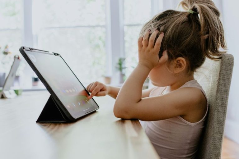 Social media και παιδιά: Τι αλλάζει στην Ελλάδα από το 2027