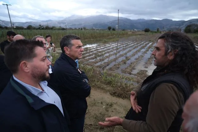 Τσίπρας από Κρήτη: «Στηρίζουμε κοινωνία και παραγωγή» Τσίπρας από Κρήτη: «Στηρίζουμε κοινωνία και παραγωγή»