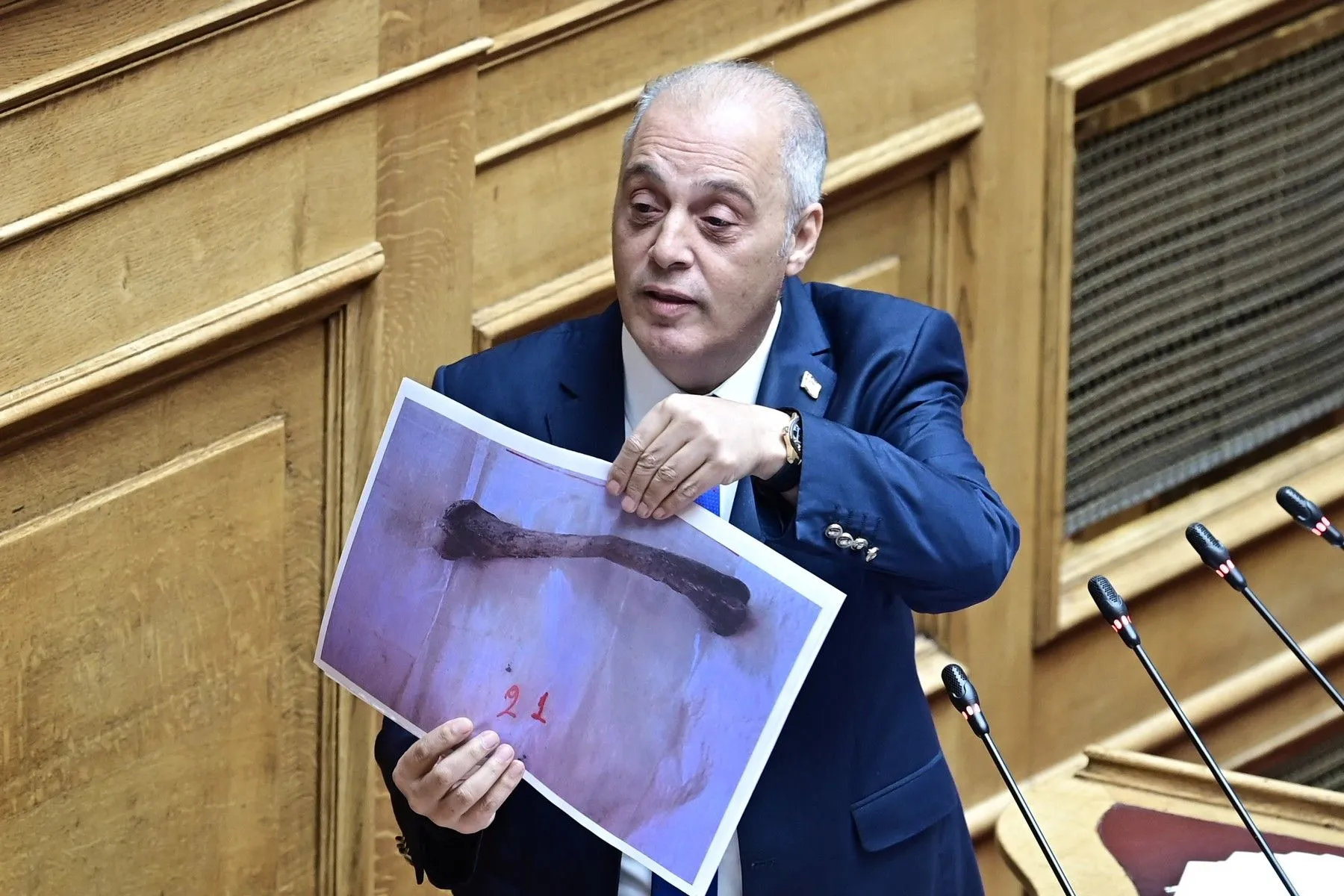Τέμπη: Οργισμένη αντίδραση Βλάχου για τις φωτογραφίες Βελόπουλου στη Βουλή