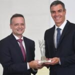 xaris doukas pedro santseth Viral Greece Το Βραβείο Δημοκρατίας της Αθήνας στον Σάντσεθ – Η ξεχωριστή απονομή στη Στοά του Αττάλου