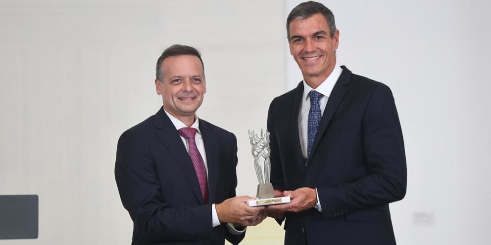 xaris doukas pedro santseth Viral Greece Το Βραβείο Δημοκρατίας της Αθήνας στον Σάντσεθ – Η ξεχωριστή απονομή στη Στοά του Αττάλου