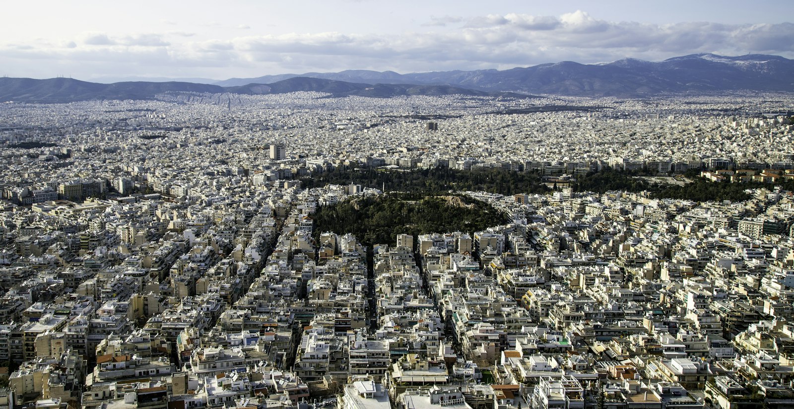 Άτυπα υπνωτήρια: Η πρόταση για πρόστιμα έως 10.000 ευρώ σε διαμερίσματα Πανοραμική θέα των πολυκατοικιών της Αθήνας από τον Λυκαβηττό