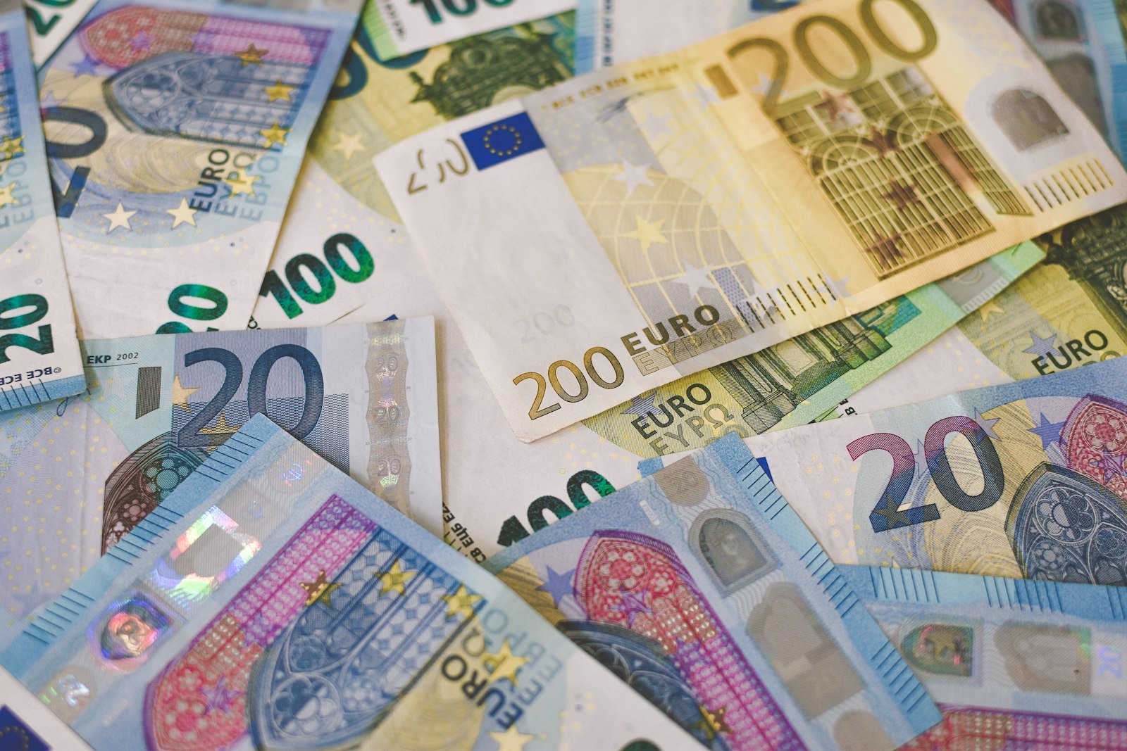 Χαρτονομίσματα των 20, 100 και 200 ευρώ